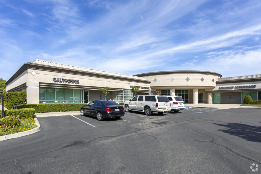 7485 N Palm Ave, Fresno, CA for lease - Building Photo - Image 2 of 6