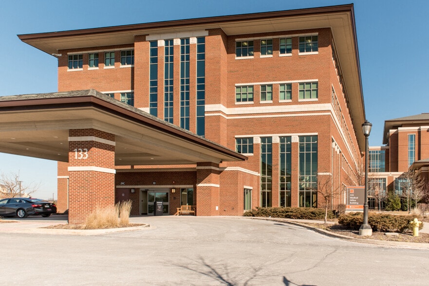 133 E Brush Hill Rd, Elmhurst, IL for lease - Building Photo - Image 1 of 1