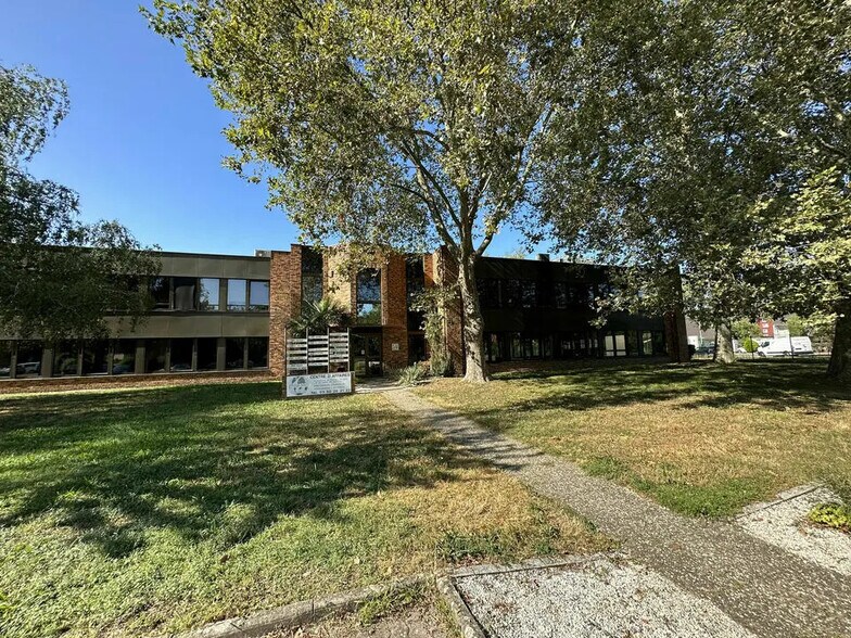 Office in Lingolsheim for lease - Building Photo - Image 1 of 3