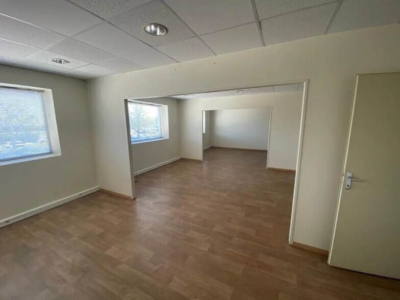 Office in Montauban for lease - Interior Photo - Image 3 of 5