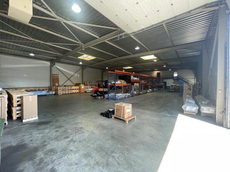 Flex in Houdan for lease - Interior Photo - Image 3 of 7