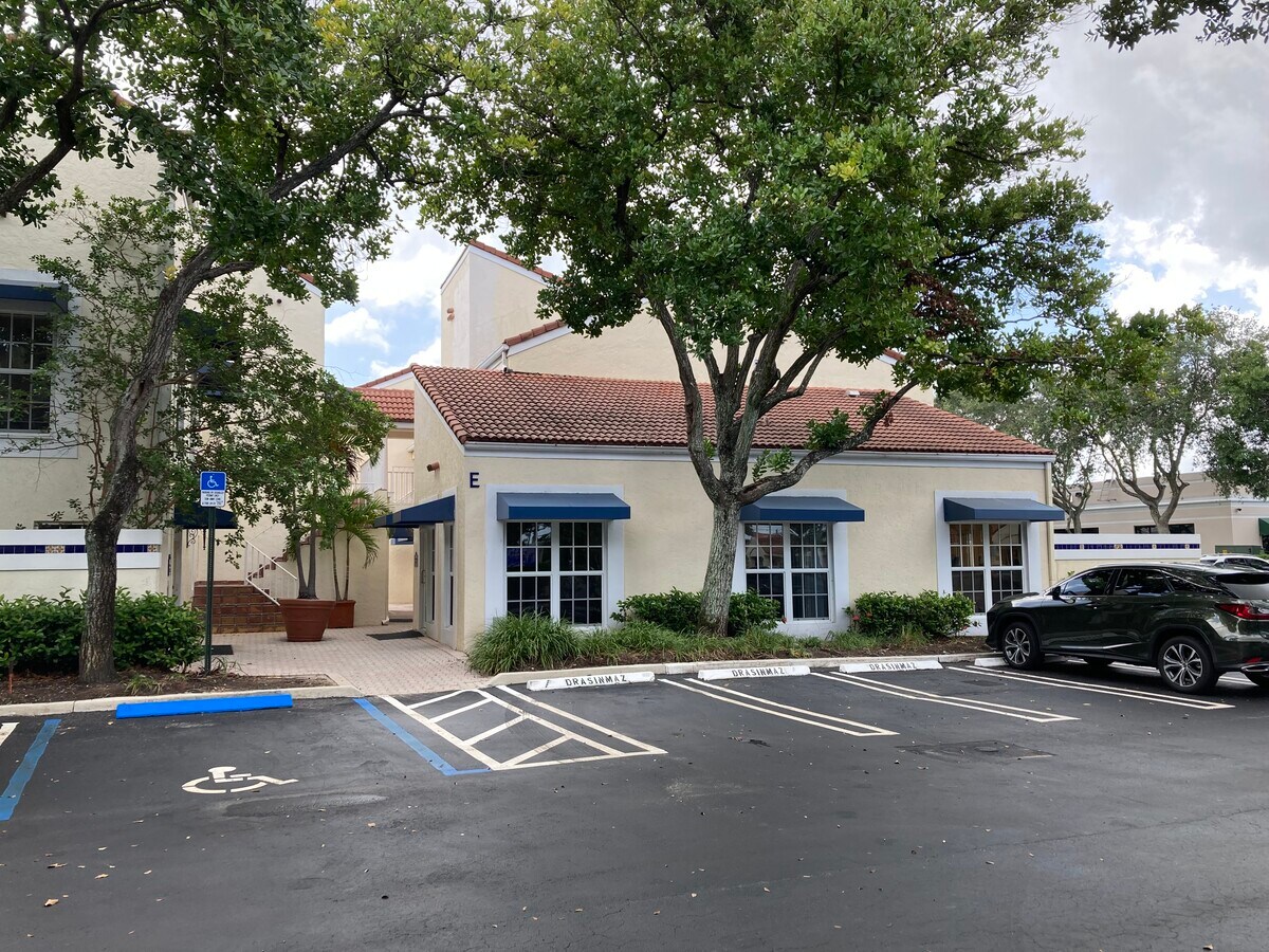 470 Columbia Dr, West Palm Beach, FL 33409