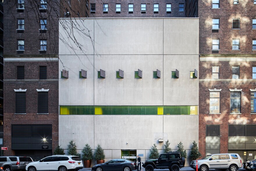 353 W 57th St, New York, NY for lease - Building Photo - Image 3 of 3