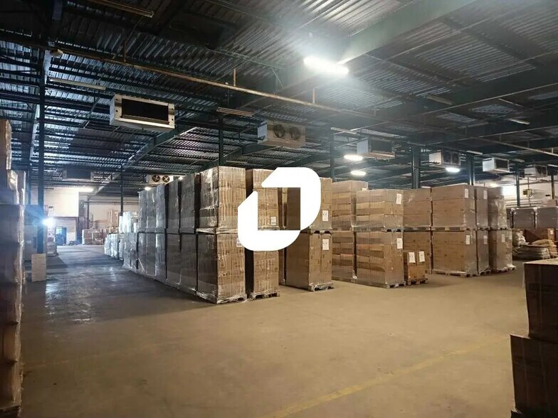 18 Rue Du Puits Dixme, Orly for lease - Interior Photo - Image 2 of 7