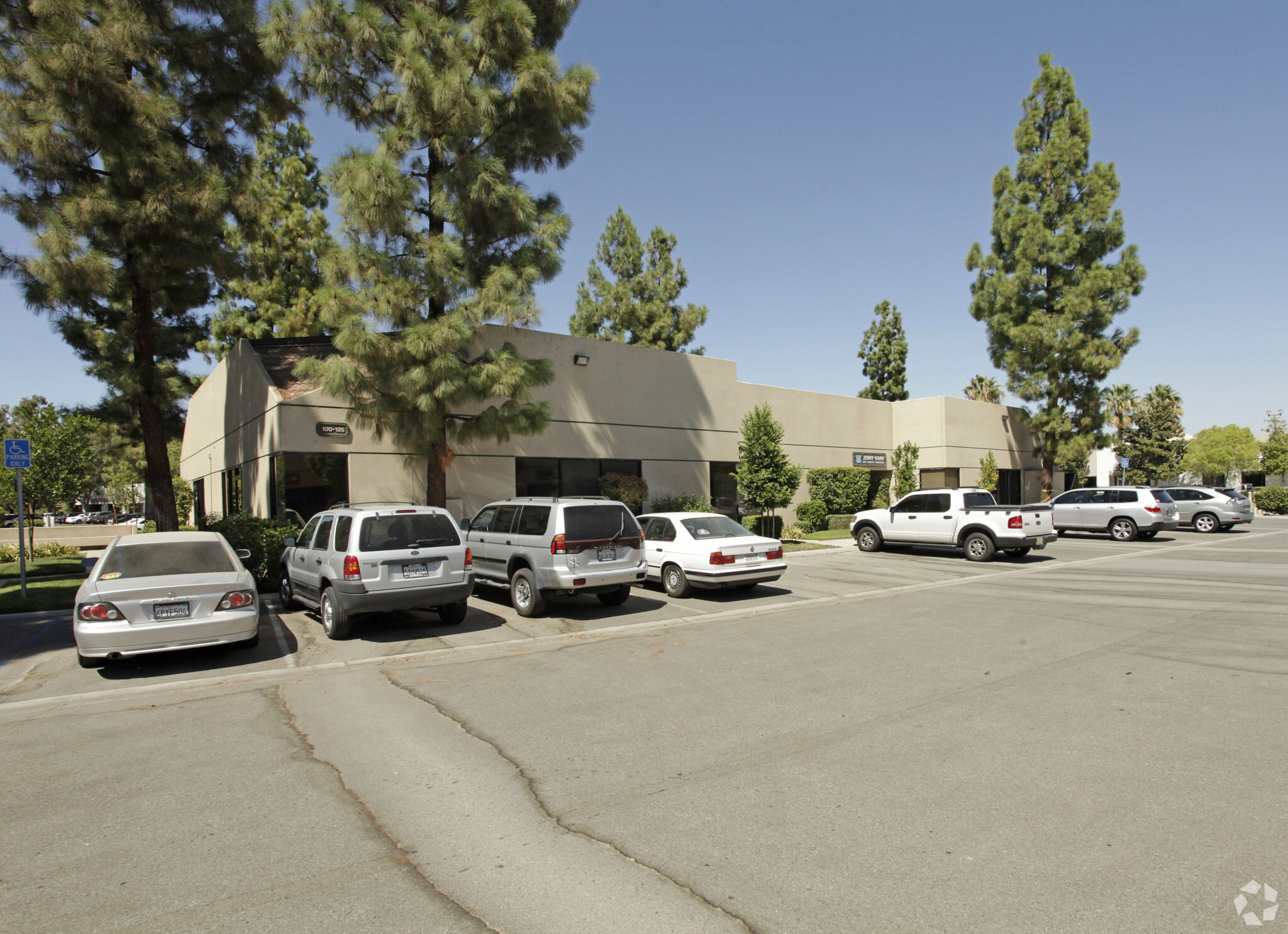 Office in Bakersfield, CA for sale Primary Photo- Image 1 of 1