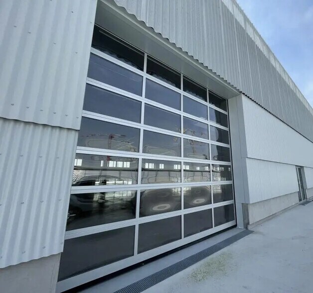 Industrial in Vitry-sur-Seine for lease - Building Photo - Image 1 of 8