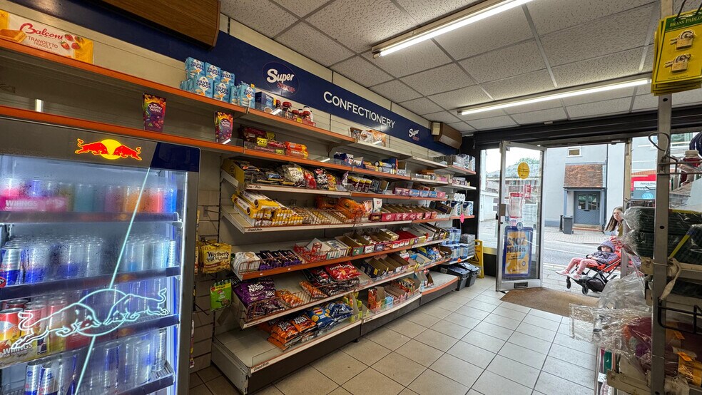 30 High St, Bagshot for sale - Interior Photo - Image 3 of 5