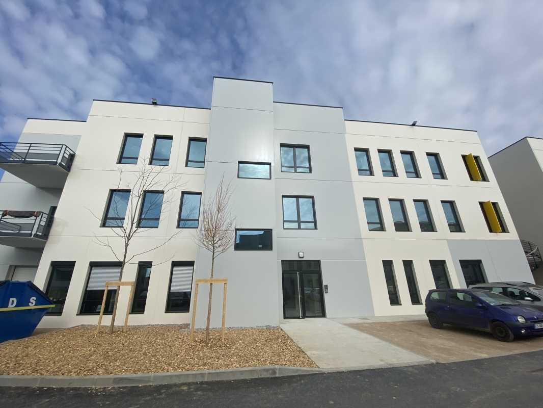 Office in Rillieux-la-Pape for lease Building Photo- Image 1 of 11