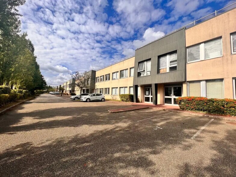 Office in Coignières for lease - Building Photo - Image 1 of 11