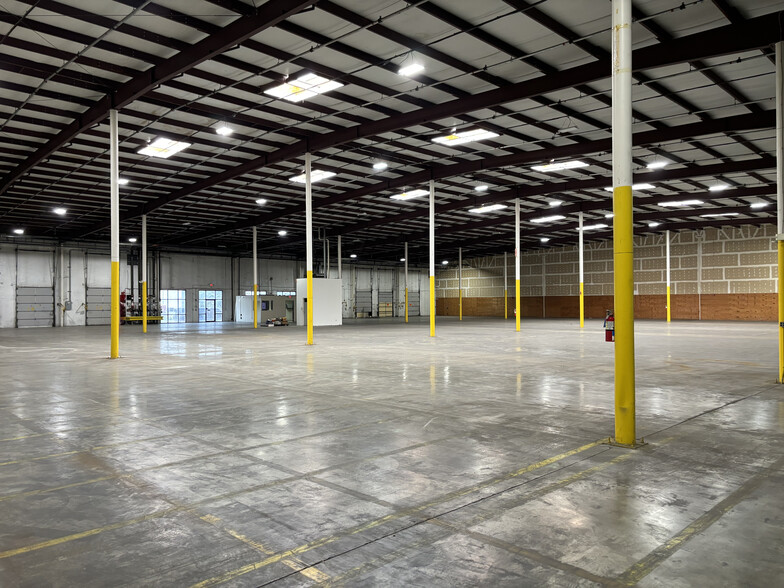 8801-8845 Seeger Industrial Dr, Berkeley, MO for lease - Interior Photo - Image 3 of 5