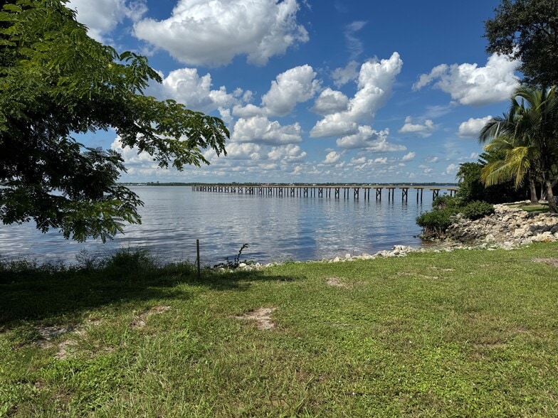 3120-3131 E Riverside Dr, Fort Myers, FL for lease - Building Photo - Image 3 of 25