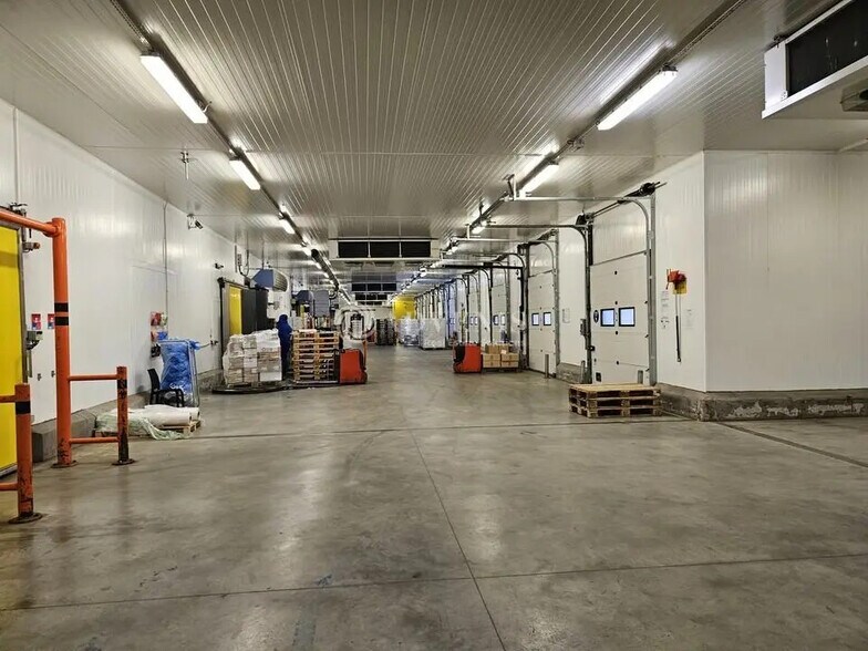 Industrial in SAINT-OUEN-L'AUMONE for lease - Interior Photo - Image 2 of 5