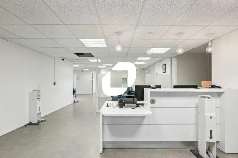 Office in Le Kremlin-Bicêtre for lease - Interior Photo - Image 2 of 23