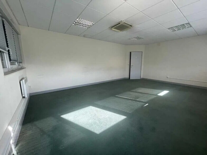 Office in Allonne for lease - Interior Photo - Image 3 of 8