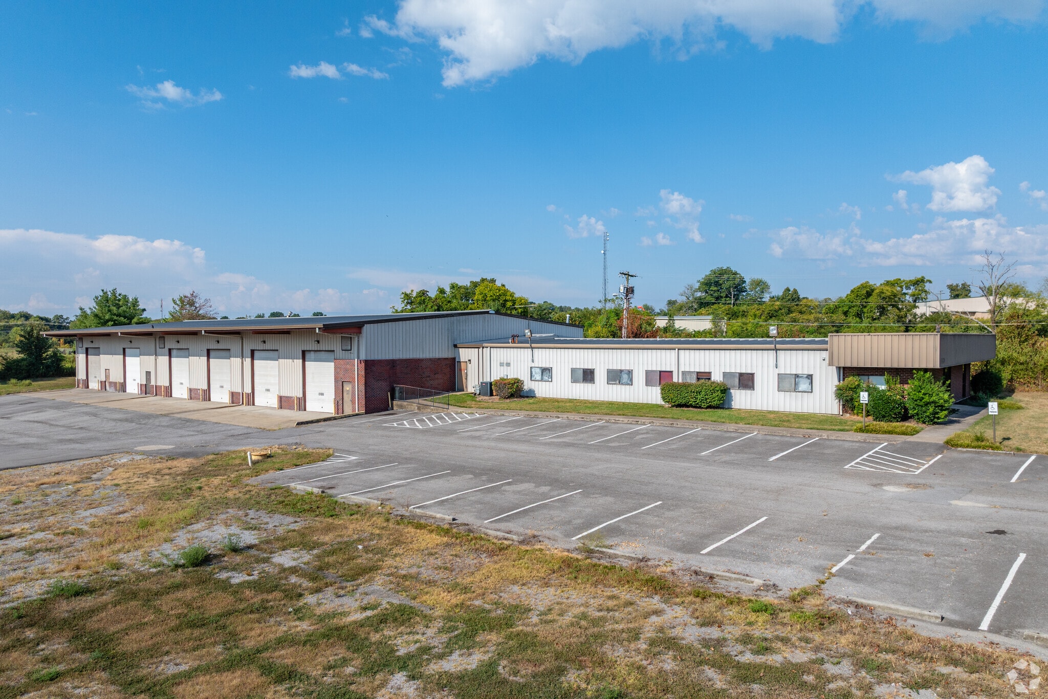 1330 Gateway Dr, Gallatin, TN for lease Primary Photo- Image 1 of 7