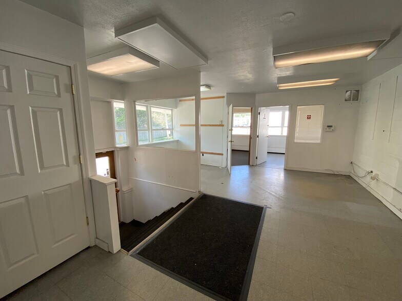 1012 Dedham St, Newton, MA 02461