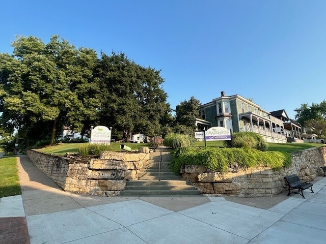 208 N Cody Rd, Le Claire, IA for sale - Primary Photo - Image 1 of 4