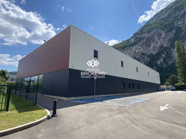 Flex in Sassenage for lease - Building Photo - Image 1 of 15