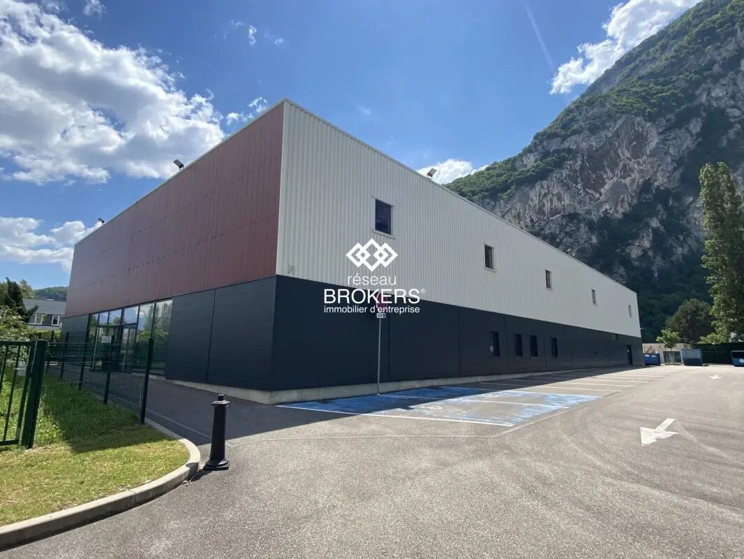 Flex in Sassenage for lease Building Photo- Image 1 of 16