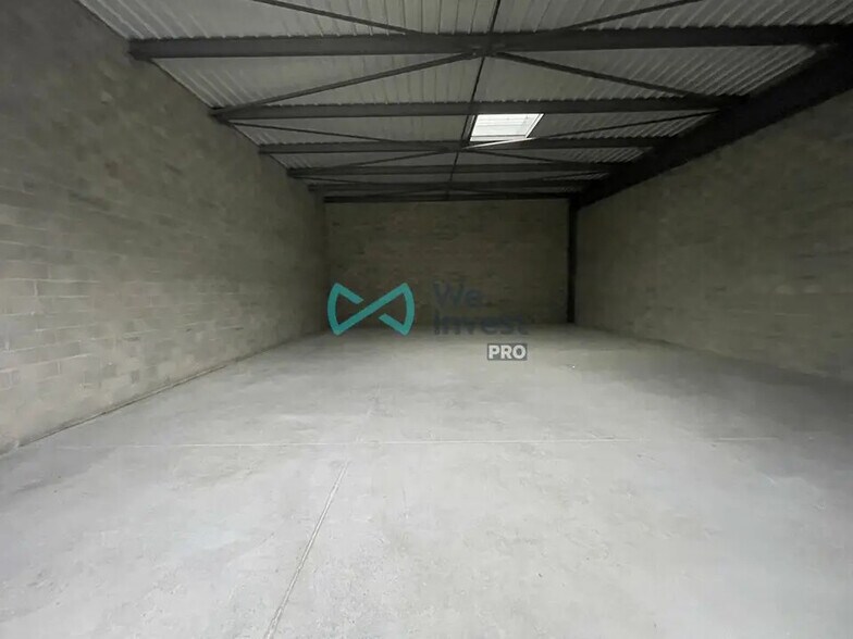 Flex in Cormontreuil for lease - Interior Photo - Image 2 of 6