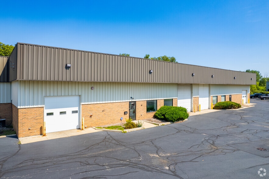2200-2205 Tech Ct, Woodstock, IL for lease - Primary Photo - Image 1 of 9