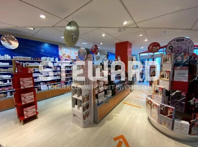 Retail in Tourcoing for lease - Interior Photo - Image 2 of 12