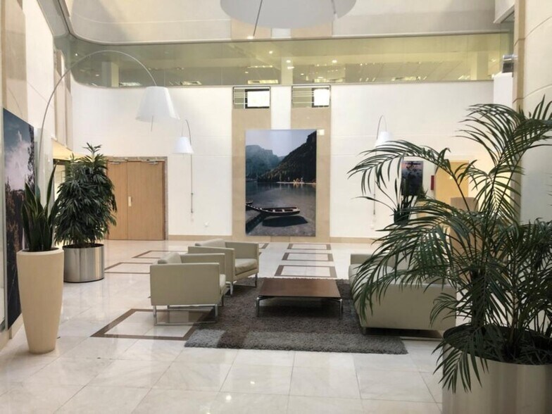 4 Rue Joseph Monier, Rueil-Malmaison for lease - Lobby - Image 2 of 11