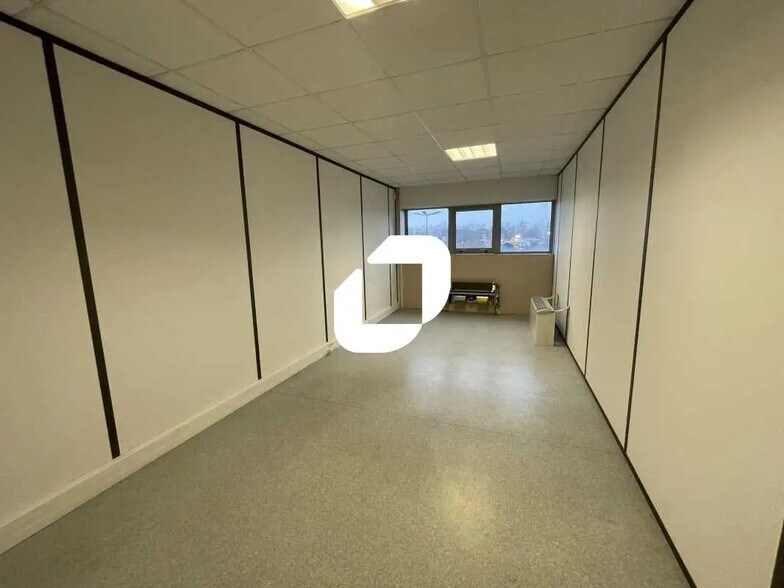 Office in Bordeaux for lease - Interior Photo - Image 3 of 6