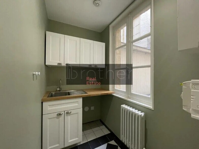 Office in Bordeaux for lease - Interior Photo - Image 2 of 8