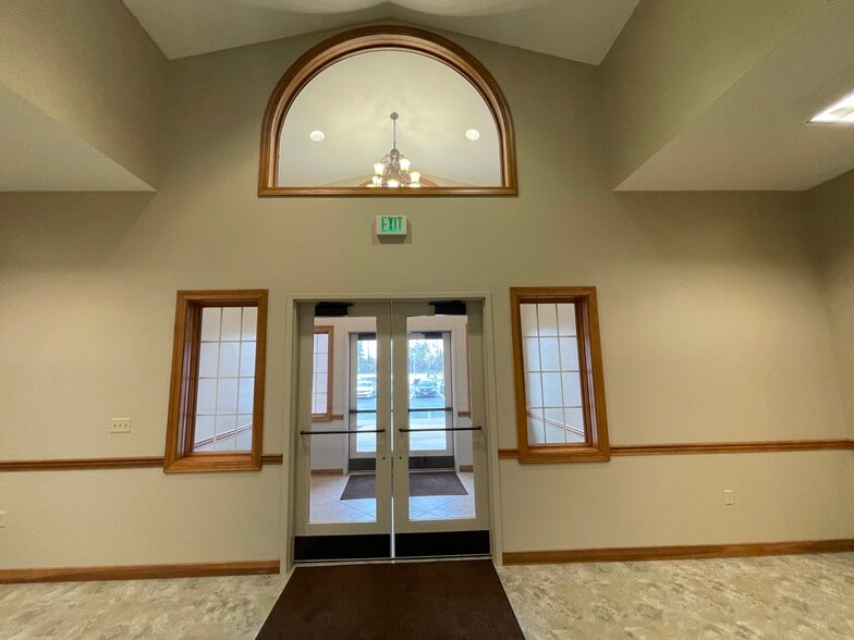 1001 Chestnut Hills Pky, Fort Wayne, IN for lease - Interior Photo - Image 2 of 9