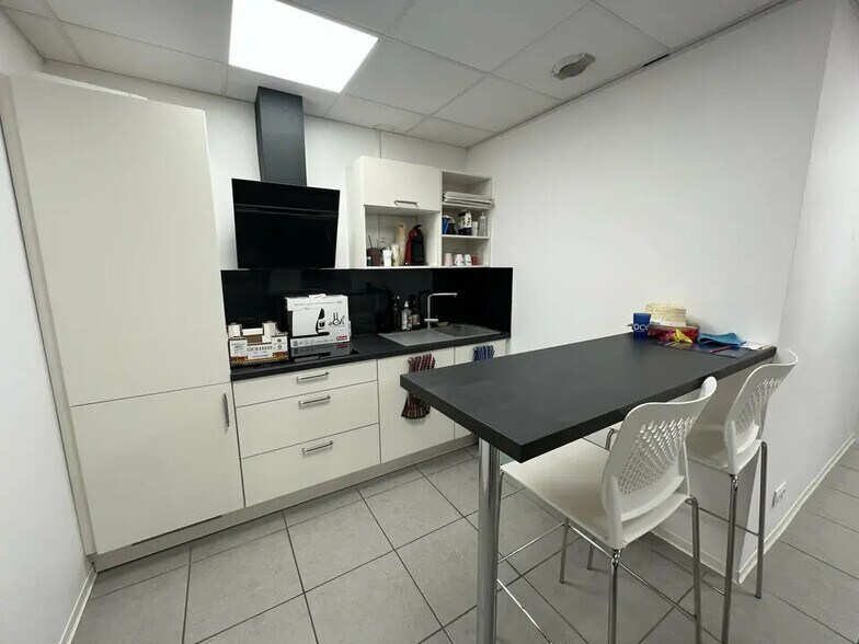 Flex in Valence for lease - Building Photo - Image 3 of 7