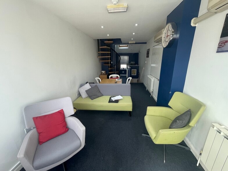 187 Lynchford Rd, Farnborough for lease - Building Photo - Image 2 of 6