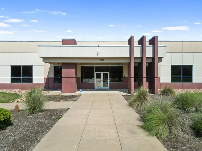 3101 University Dr E, Bryan, TX for lease - Building Photo - Image 1 of 26