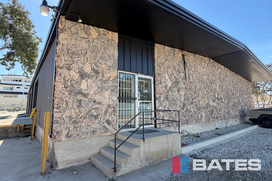 1850 W Commerce St, Dallas, TX for lease - Building Photo - Image 3 of 7