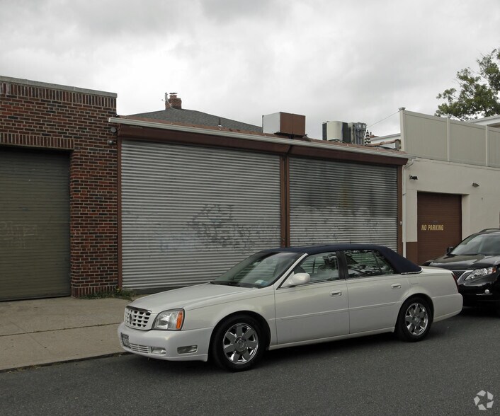 42-14 192nd St, Flushing, NY for sale - Primary Photo - Image 1 of 1