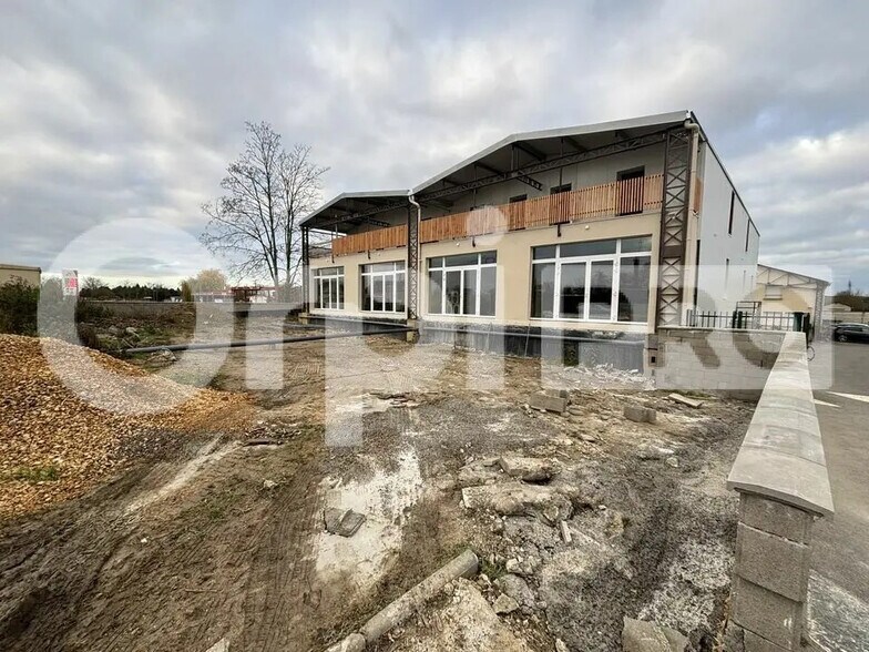 Retail in Compiègne for lease - Building Photo - Image 2 of 5