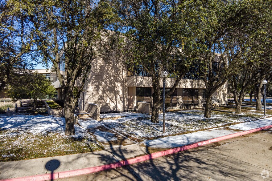 3200 E Airfield Dr, Dallas, TX for sale - Building Photo - Image 3 of 7