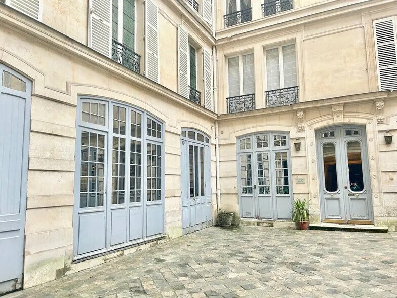 Office in Paris for lease - Building Photo - Image 1 of 8