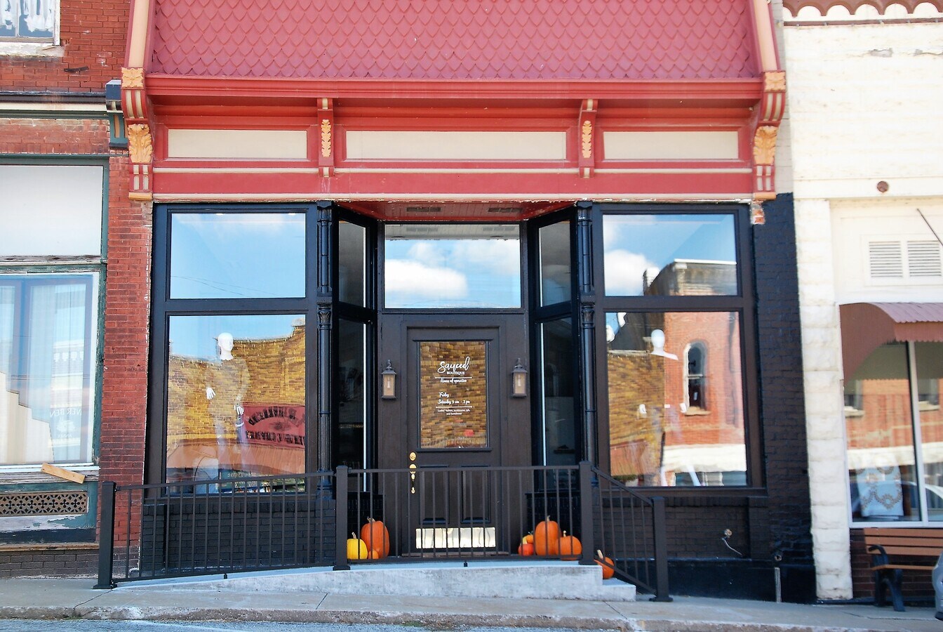 608 1st St, Glasgow, MO 65254