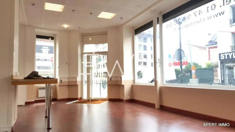 Retail in Asnières-sur-Seine for lease - Interior Photo - Image 1 of 9