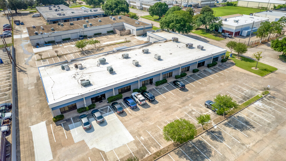 10812 Fallstone Rd, Houston, TX for lease - Building Photo - Image 3 of 7