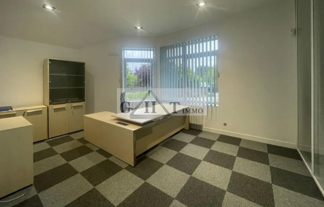 Office in Linas for lease Interior Photo- Image 1 of 7