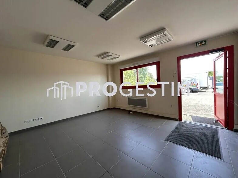 Flex in Saint-Apollinaire for lease - Interior Photo - Image 2 of 6