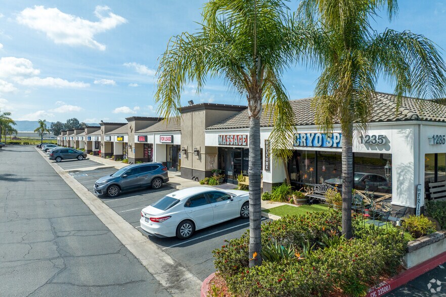 1235 Indiana Ct, Redlands, CA for lease - Building Photo - Image 3 of 9