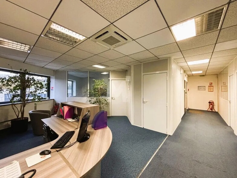Office in Palaiseau for lease - Building Photo - Image 3 of 9
