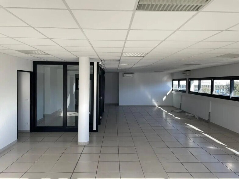 Office in Six-Fours-les-Plages for lease - Interior Photo - Image 2 of 7