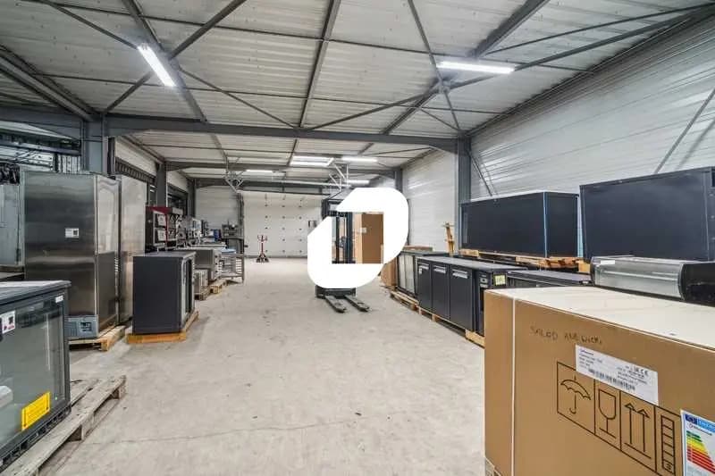 Flex in Sevran for lease - Interior Photo - Image 3 of 16