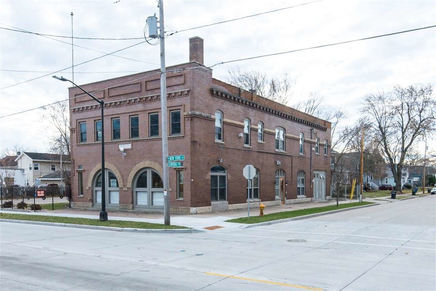 21 W New York Ave, Oshkosh, WI for sale - Building Photo - Image 1 of 1