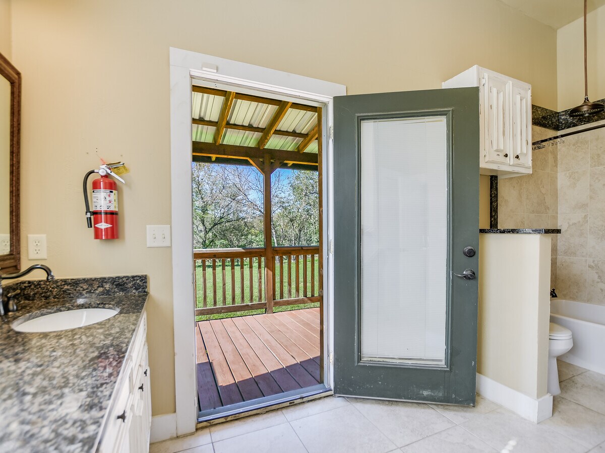 212 Avenue N, Marble Falls, TX 78654