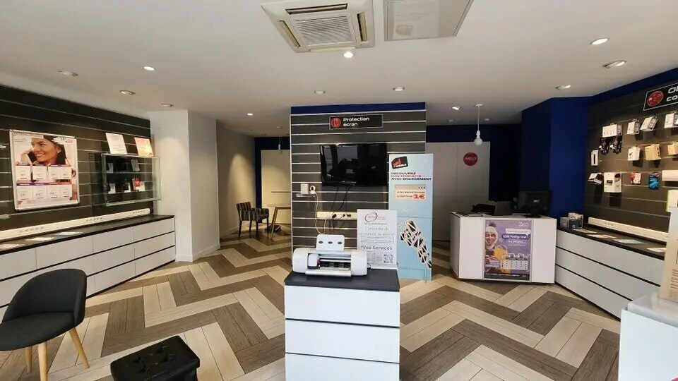 Retail in Redon for lease - Building Photo - Image 2 of 4